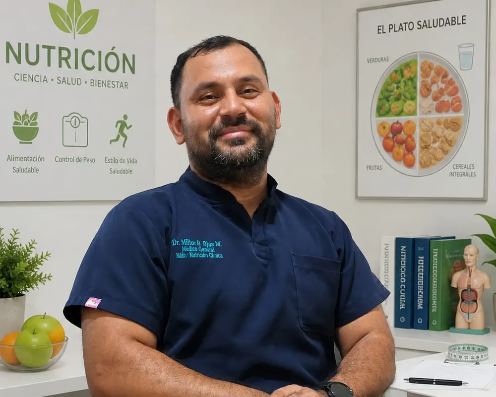 Dr. Milton Reyes en su consultorio de nutrición clínica en Managua