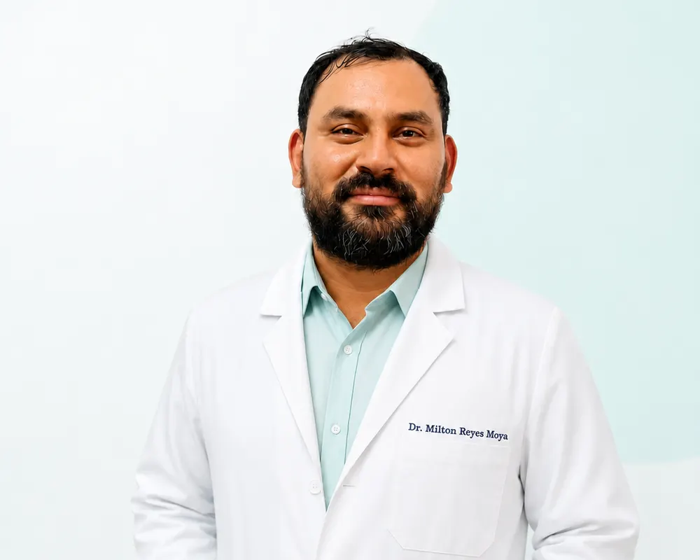 Retrato del Dr. Milton Reyes Moya con bata médica